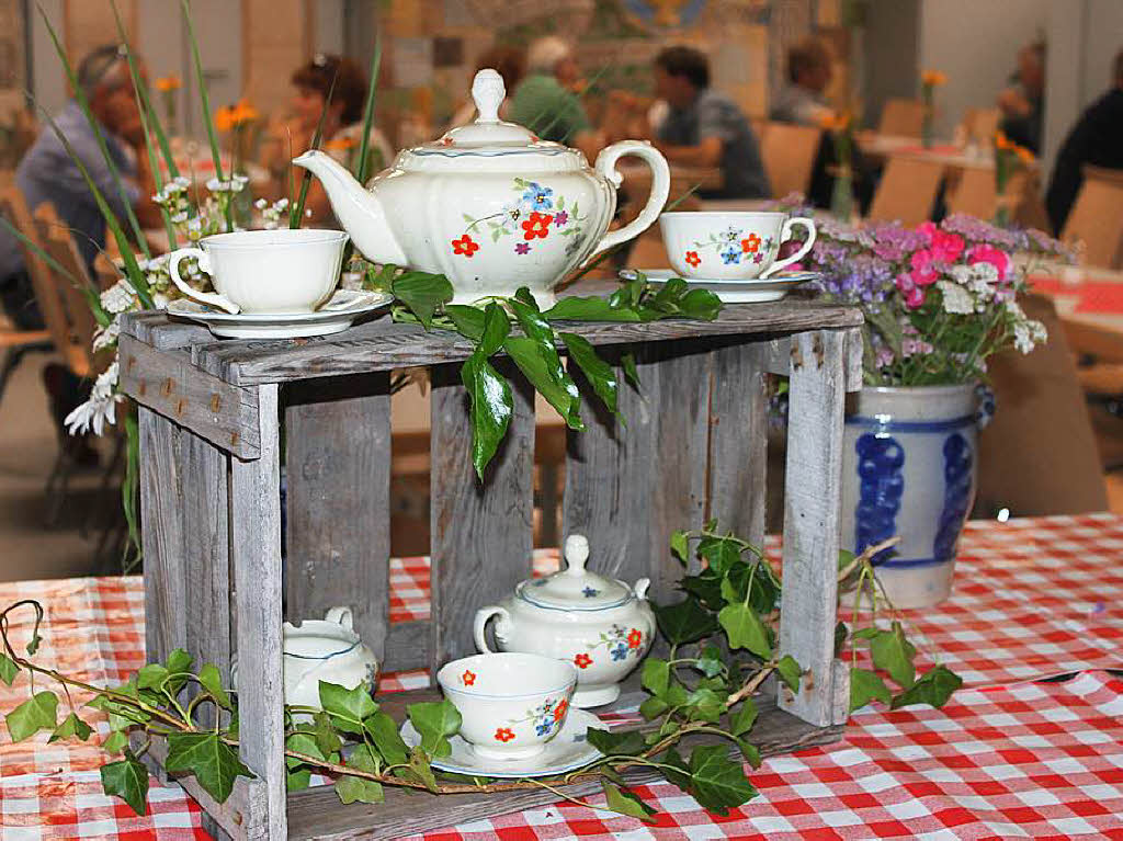 Die Landfrauen Gndelwangen und Ewattingen verwhnten die Besucher mit Kaffee sowie kstlichen Kuchen und Torten. Auerdem schufen sie mit dieser hbschen Dekoration ein beschauliches Ambiente im Stadthallenfoyer.