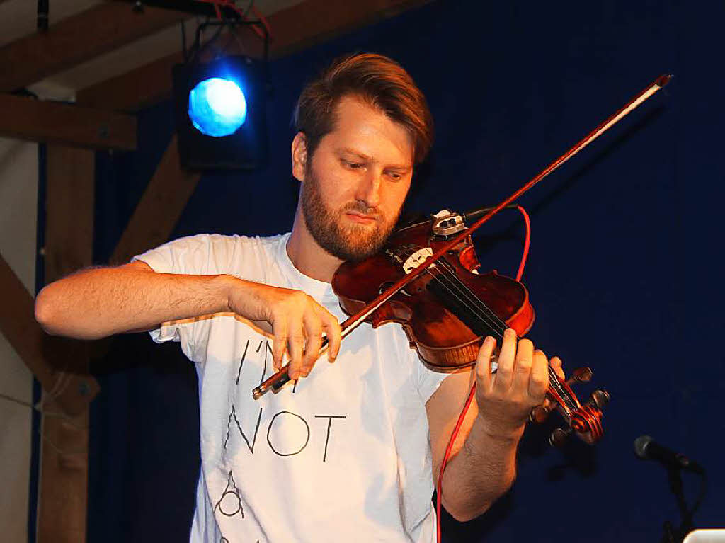 Stephan Jung tritt den Beweis an, dass ein klassisches Instrument wie die Geige sich durchaus mit elektronischem Sound verbinden lsst.