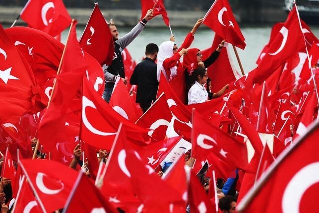 40.000 huldigen Erdogan bei Grokundgebung in Kln