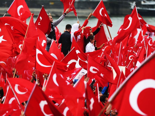Anhnger von Erdogan schwenken trkische Fahnen in Kln  | Foto: dpa