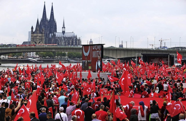 Rotes Fahnenmeer auf der rechtsrheinischen Seite  von Kln   | Foto: dpa