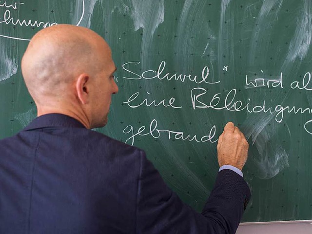 Ein Lehrer beim Ethikunterricht zum Th...g und Toleranz in Marbach (Symbolbild)  | Foto: dpa