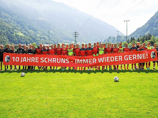 Die Delegation  des SC Freiburg ist ni...men gleich mal plakativ dokumentieren.  | Foto: Achim Keller