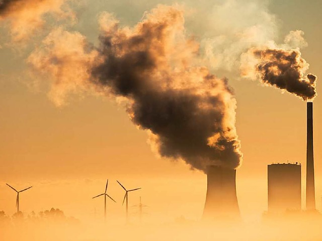 Das Kohlekraftwerk Mehrum in Niedersachsen neben Windrdern (Symbolbild)  | Foto: dpa