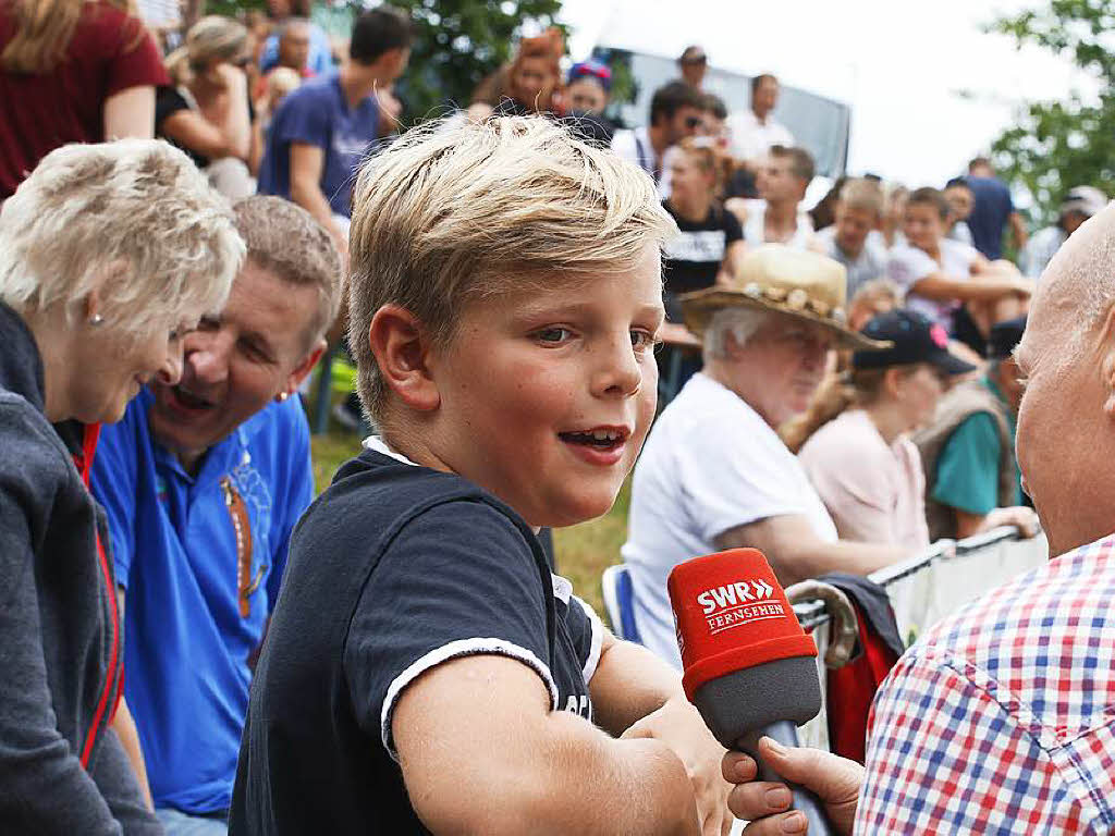 Geschicklichkeit mit der Motorsge, Genauigkeit, Tempo und Muskelkraft waren von den Wettkmpfern gefordert. Das Publikum schaute fasziniert zu. Und Jurymitglieder mussten jede Arbeit an den Holzstcken genau nachmessen.