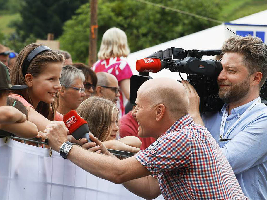 Geschicklichkeit mit der Motorsge, Genauigkeit, Tempo und Muskelkraft waren von den Wettkmpfern gefordert. Das Publikum schaute fasziniert zu. Und Jurymitglieder mussten jede Arbeit an den Holzstcken genau nachmessen.