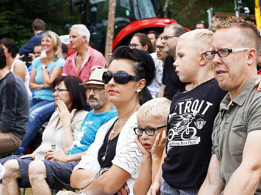 Geschicklichkeit mit der Motorsge, Genauigkeit, Tempo und Muskelkraft waren von den Wettkmpfern gefordert. Das Publikum schaute fasziniert zu. Und Jurymitglieder mussten jede Arbeit an den Holzstcken genau nachmessen.