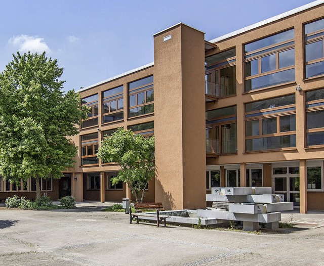 Im Hauptgebude gibt es jetzt neue Fenster und Tren und eine moderne Heizung.   | Foto: Schule