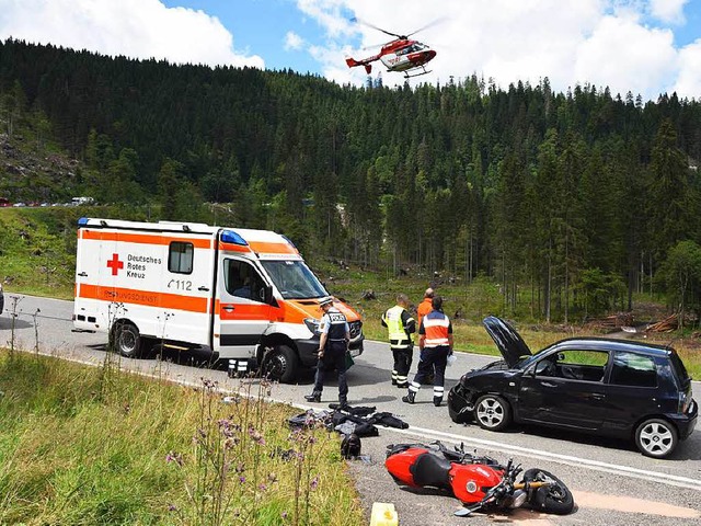 Der Rettungshubschrauber landete nahe der Unfallstelle.  | Foto: Martin Ganz