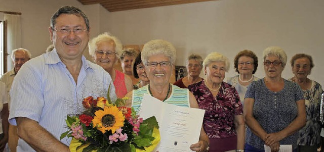 Brgermeister Heinrich Dixa dankt Moni...gkeit als Leiterin des Seniorenchors.   | Foto: Adelbert Mutz