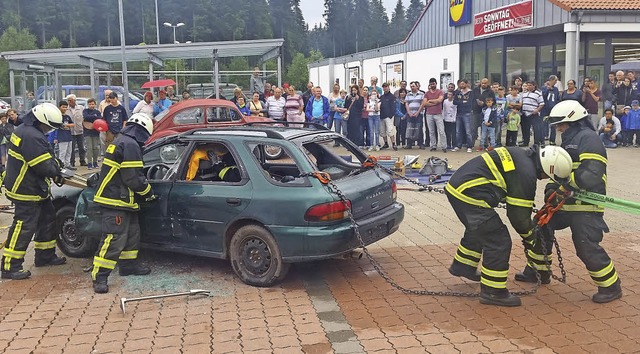 Nur wenige Minuten dauert es  vom Eint...Krankenwagen verbracht werden knnen.   | Foto: Tina Httich