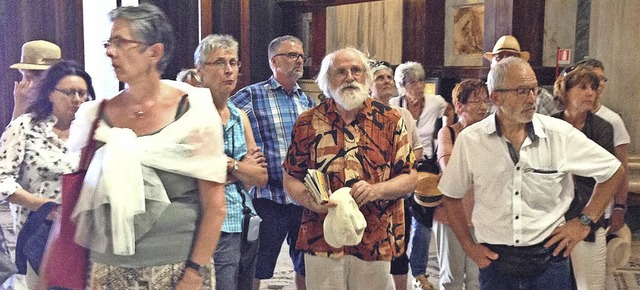 Ein Teil der Gruppe bei einem Kirchenb... Reiseleiter Pfarrer Wolfgang Kammerer  | Foto: zvg