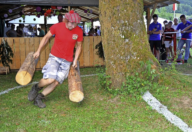 Highland Games of Simon&#8217;s Forest...e schleppt flink das Holz um den Baum.  | Foto: Horst Dauenhauer