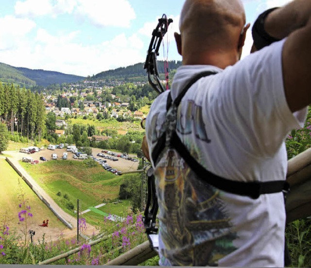 Weit fliegen musste der Pfeil vom Rich... der Hochfirstschanze. ber 130 Meter.  | Foto: Eva Korinth