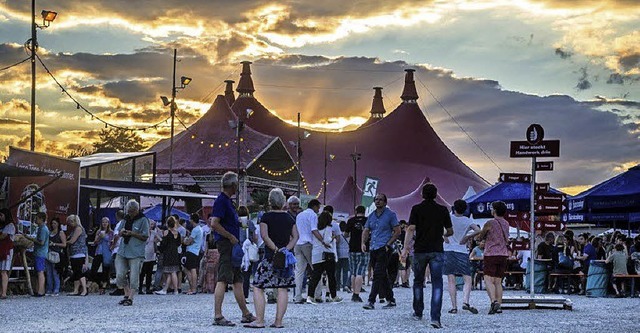 Sonnenuntergang hinter dem ZMF-Zelt   | Foto: Jan Thoden