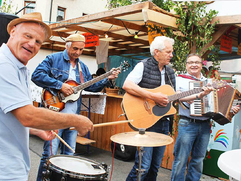 Die „Best Agers“ zogen als Straenmusikanten ber das Festgelnde und unterhielten am Sonntagnachmittag beim Schlossfest.