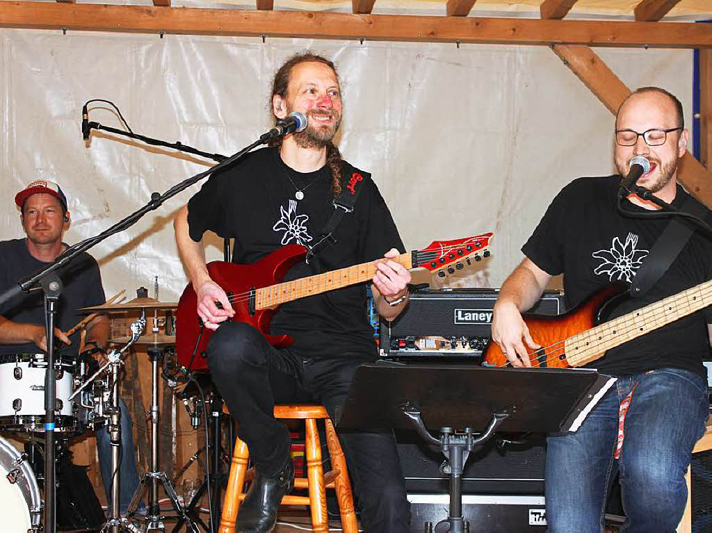 Covermusik par excellence - das boten „Edelwei“ auf der Bhne der Pfadfinder im Schlosshof. Simon Httich, Matthias Veit und Felix Schle (von links) prsentierten ein ausgesuchtes Repertoire der bekanntesten Hits aus Pop, Jazz, Latin und Rock.