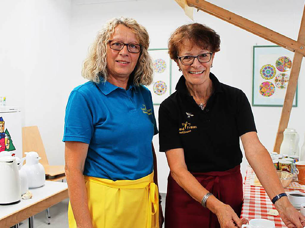 Die Fusion auf Zeit klappte. Landfrauen aus Gndelwangen (Erika Schbel)  und Ewattingen (Thea Grieshaber) arbeiteten Hand in Hand bei der Bewirtung mit Kaffee und Kuchen.