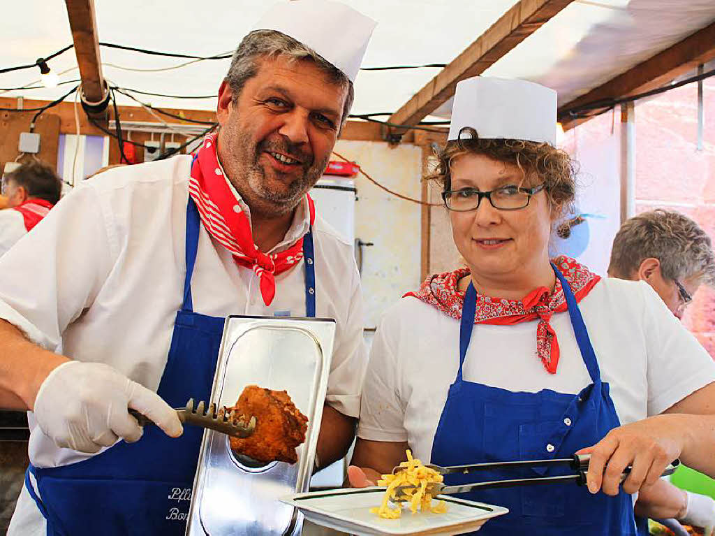 Das Stadtoberhaupt packt bei den Pflumeschluckern auch krftig mit an. Schnitzel und Sptzle sind offenbar seine Leidenschaft.