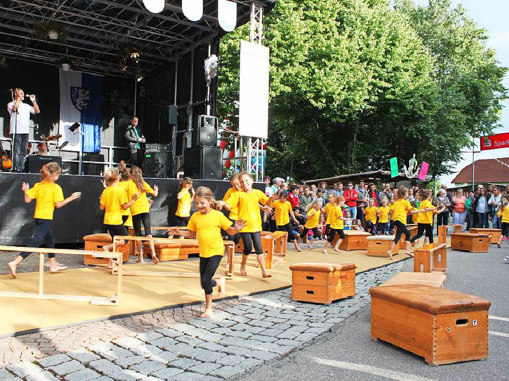 Die Turnerinnen des TuS prsentierten am Schlossfestsonntag an beiden Festbhnen eine eindrucksvolle Show und lockten damit viele weitere Besucher auf das Festareal.