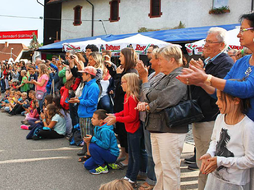 Die Turnerinnen des TuS prsentierten am Schlossfestsonntag an beiden Festbhnen eine eindrucksvolle Show und lockten damit viele weitere Besucher auf das Festareal.