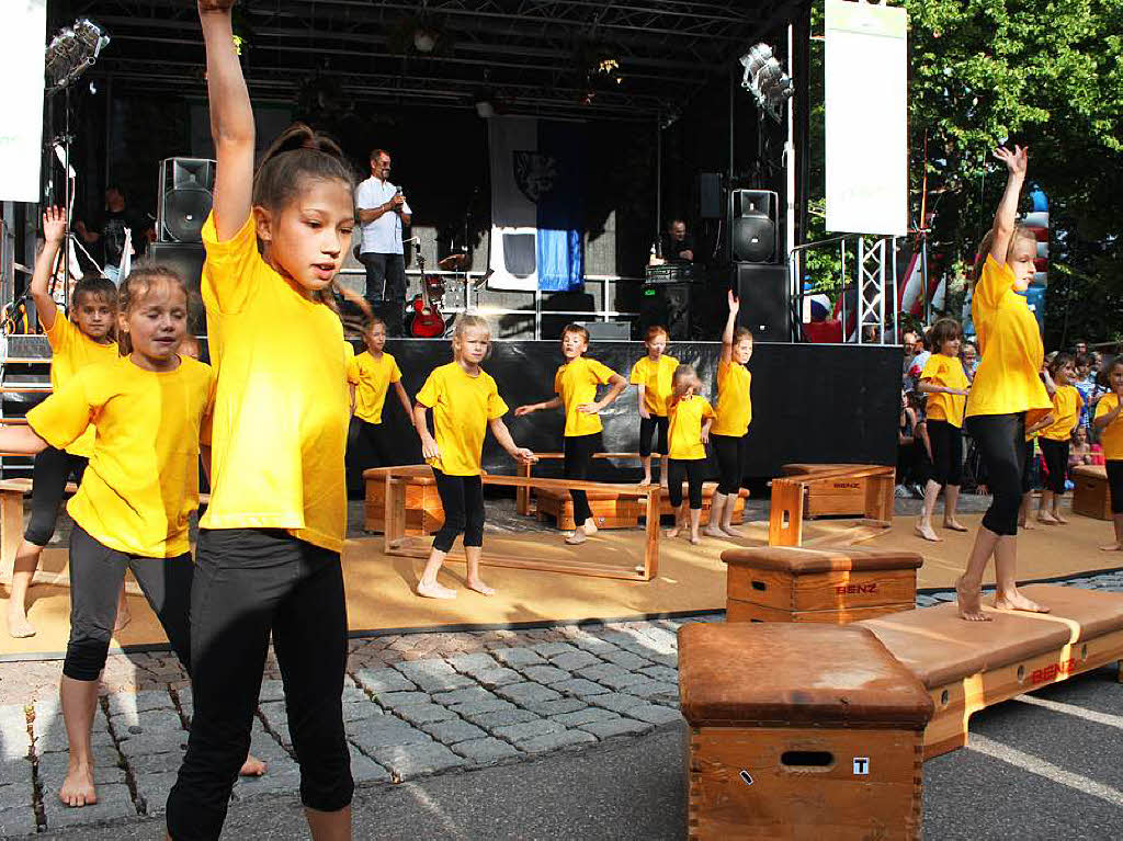 Die Turnerinnen des TuS prsentierten am Schlossfestsonntag an beiden Festbhnen eine eindrucksvolle Show und lockten damit viele weitere Besucher auf das Festareal.