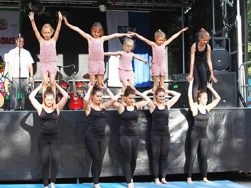 Die Turnerinnen des TuS prsentierten am Schlossfestsonntag an beiden Festbhnen eine eindrucksvolle Show und lockten damit viele weitere Besucher auf das Festareal.