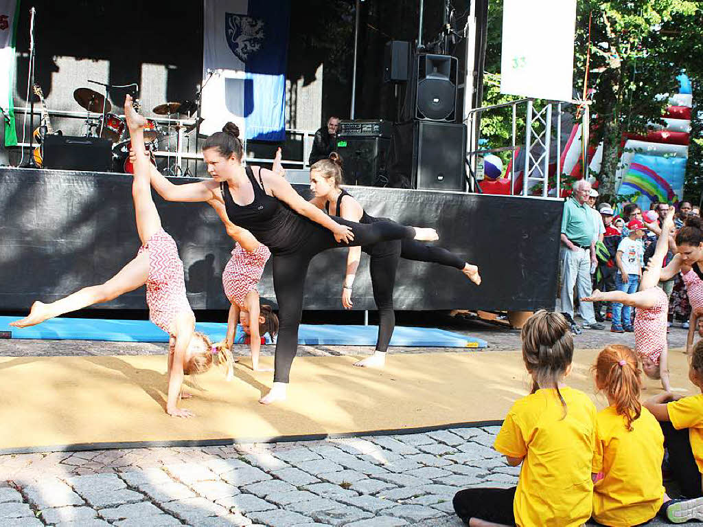 Die Turnerinnen des TuS prsentierten am Schlossfestsonntag an beiden Festbhnen eine eindrucksvolle Show und lockten damit viele weitere Besucher auf das Festareal.