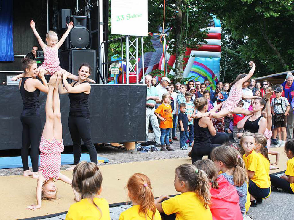 Die Turnerinnen des TuS prsentierten am Schlossfestsonntag an beiden Festbhnen eine eindrucksvolle Show und lockten damit viele weitere Besucher auf das Festareal.