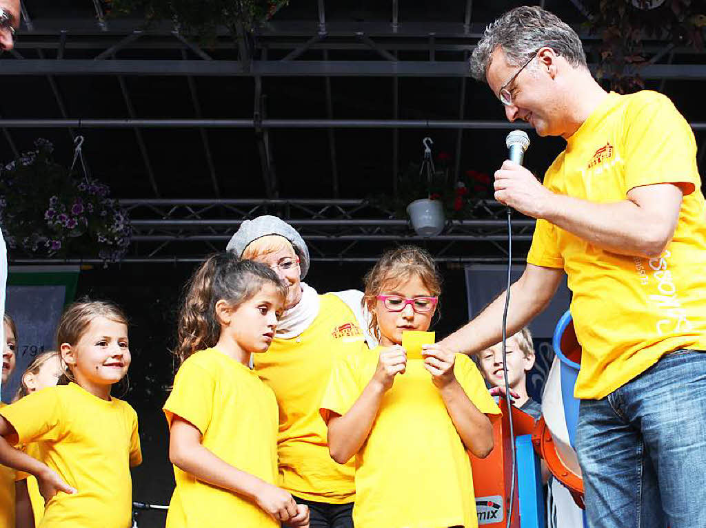 Unter Regie von Gernot Geng zogen die Glcksfeen der TuS-Turnerinnen die Gewinner der Schlossfest-Tombola aus der berdimensional groen Lostrommel im Betonmischer.