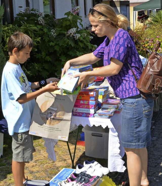 Flohmarkt  Jasperstrae: Stbern  fr den guten Zweck.   | Foto: Vollmar