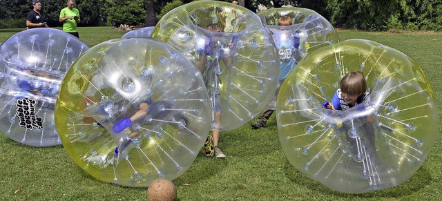 In groen Bllen dem kleinen Ball hint...8220; beim Ferienpass-Erffnungsfest.   | Foto: michael bamberger