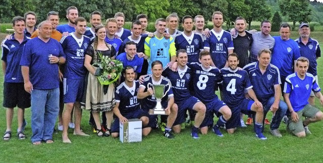 Den 54. Tuniberg-Wein-Wander-Pokal hat...berreichten dem Siegerteam den Pokal.   | Foto: Christine Weirich