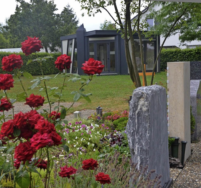 Bis die Friedhofshalle in Eimeldingen ... kleine Feierhalle im Container parat.  | Foto: Langelott