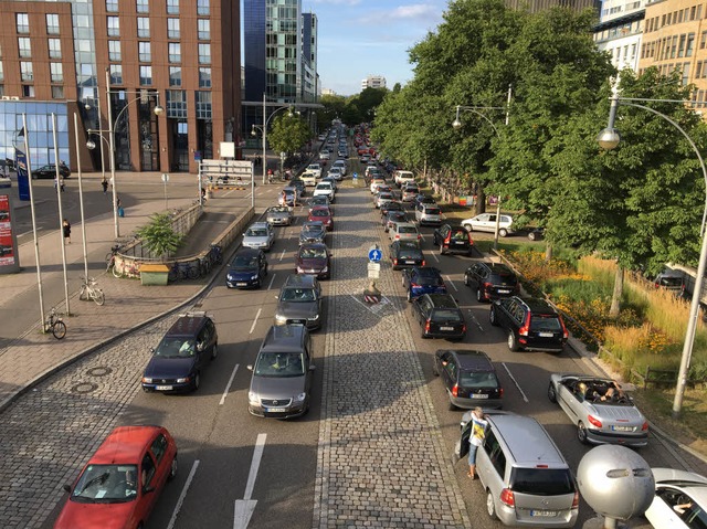 Um kurz nach 19 Uhr staut sich der Ver...am Hauptbahnhof Richtung Friedrichring  | Foto: Simone Hhl