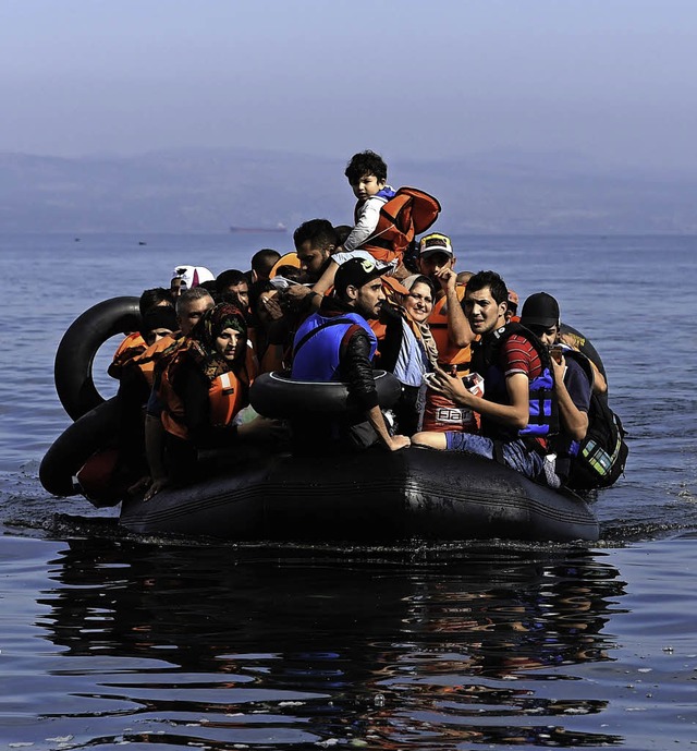 Ein Boot mit Flchtlingen kommt am Strand von Lesbos an.   | Foto: AFP