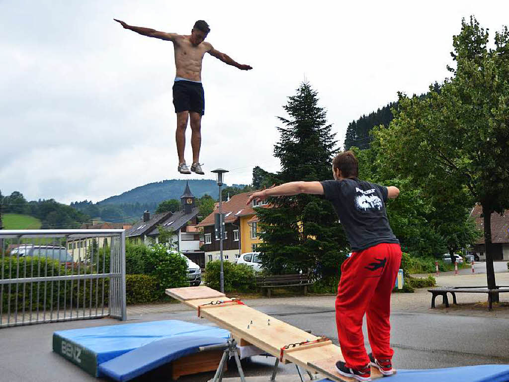 Kamil Feucht (rote Hose) und Andreas Hog auf der Holzwippe vor der Halle in Eschbach