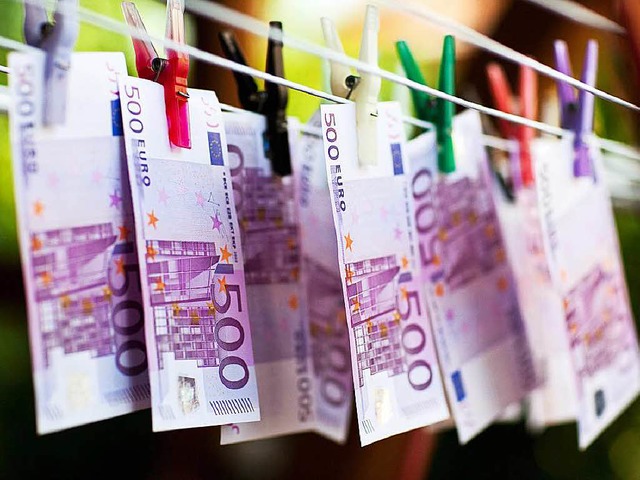 An einem Wschestnder hngen mit Klam...mehrere 500-Euro-Scheine. (Symbolbild)  | Foto: dpa