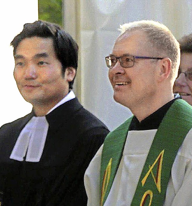 Fr Pfarrer Sam Il Lee (links, mit Sta...ohannes Frische) war es eine Premiere.  | Foto: ZVG
