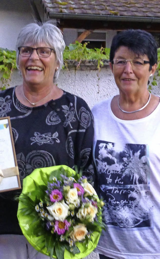 Inge Hitschler (links) bergibt das Am...llheim-Veveyan an Elisabeth Bourdeaux.  | Foto: Privat