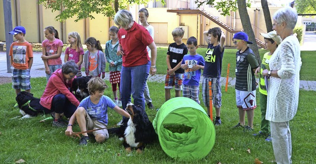 Endingen. Frau Andrea Brenner und Mitg... den Kinder viel Wissen ber den Hund.  | Foto: Roland Vitt