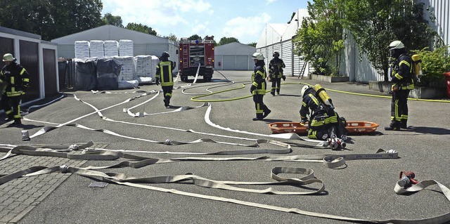 Bei  Hitze in voller Montur zu arbeite...r Wehrleute eine besondere Belastung.  | Foto: Feuerwehr Rheinhausen