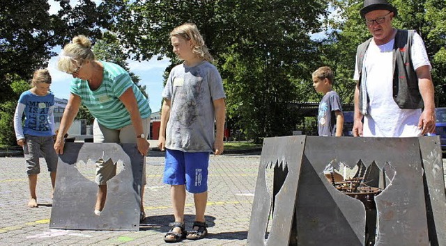 Mit Knstler Max Meinrad Geiger arbeiteten Kinder an einem Feuertulpenturm.   | Foto: Anja Bertsch