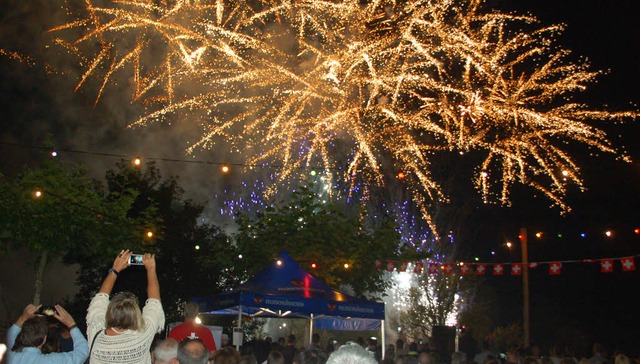 Ein beliebtes Bildmotiv ist jedes Jahr...le Feuerwerk ber der Zhringerstadt.   | Foto: Petra Wunderle