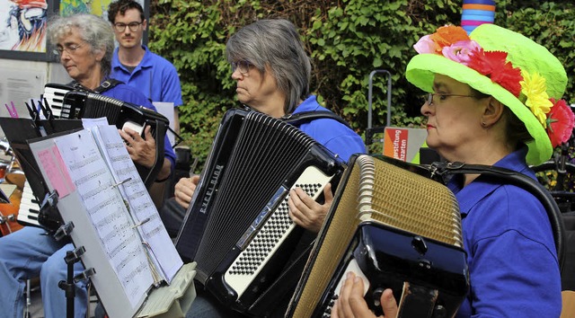 Musiker des Kirchzartener Akkordeon-Cl...nen Stimmung auf dem Bauernmarkt bei.   | Foto: Erich Krieger