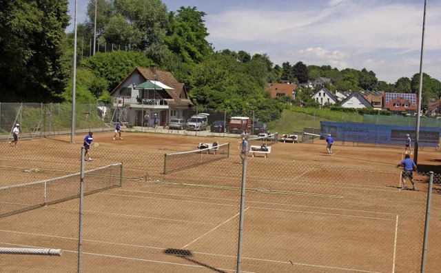 Die Pltze des Tennisclubs Munzingen unterhalb der Kapelle St. Ehrentrudis  | Foto: Philipp Peters