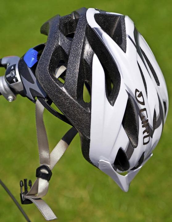 Der Helm sollte beim Ausflug mit dem Rad immer dabei sein.  | Foto: dpa