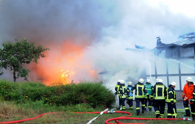 Groer Feuerwehreinsatz beim Brand in der Reithalle  | Foto: WOLFGANG KUENSTLE               