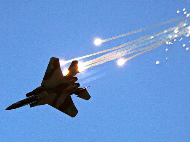 Ein israelisches Kampfflugzeug feuert ...ni 2007 im Sden Israels. (Symbolbild)  | Foto: dpa