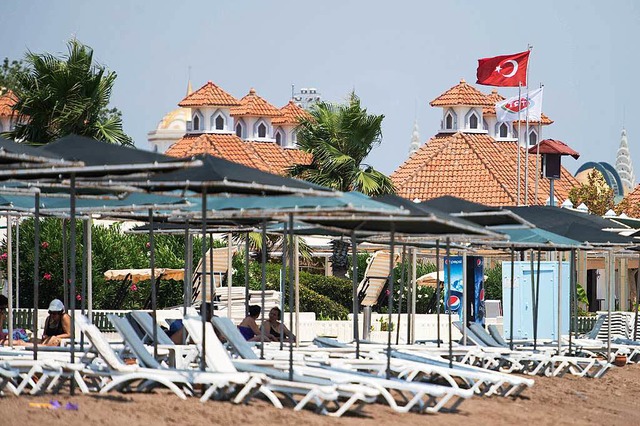 Leere Liegen an einem Strand in Antalya  | Foto: Marius Becker
